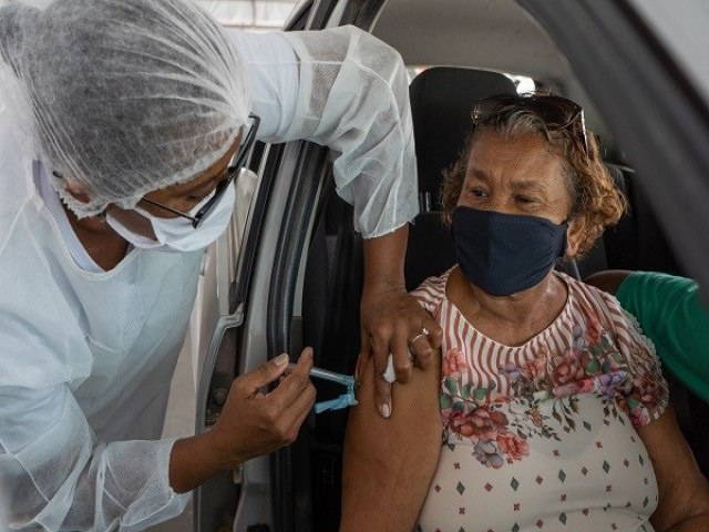  Juazeiro (BA) : Prefeitura vacina mais de 1.500 idosos contra a Covid-19 no  sábado e domingo