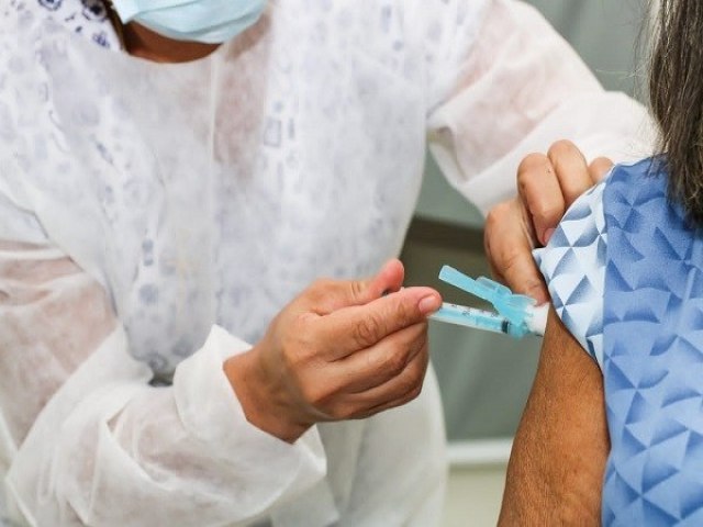 Petrolina (PE) amplia vacinação e começa a imunizar idosos acima de 67 anos contra a covid-19