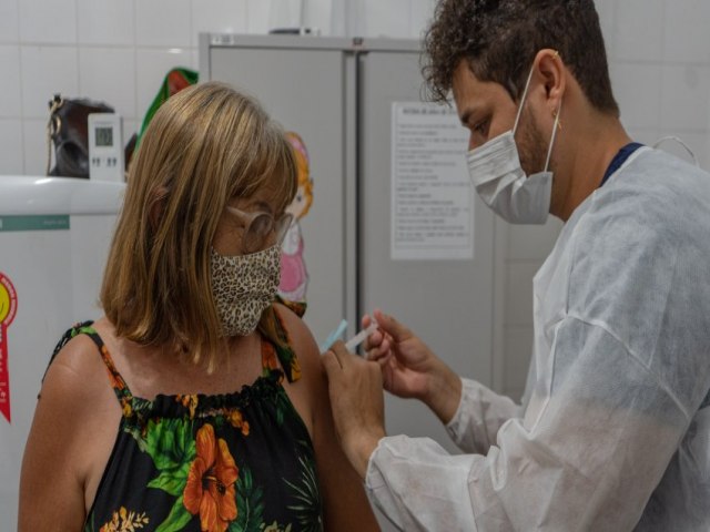 Juazeiro aplicou 100% das doses de vacina contra Covid-19 em trabalhadores da educação e segue vacinando idosos nesta segunda-feira (19)