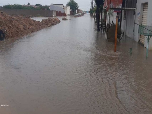 Fortes chuvas deixam ruas no bairro Antônio Cassimiro em Petrolina (PE) completamente alagadas