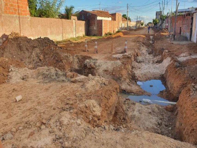 Por conta de ligações clandestinas em sistema de água e esgoto, obra na Rua Clara Nunes em Petrolina (PE) é desacelerada