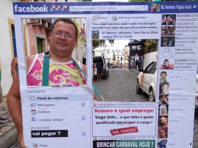 Técnico em informática se fantasia de Facebook para brincar em Olinda