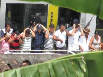 ASSALTO A BANCO/Reféns são liberados e Polícia Militar cerca quadrilha que assaltou Banco em Bom Jesus (PI)