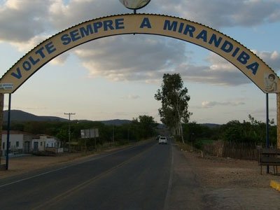 Suspeita de intoxicação alimentar em escola de Mirandiba (PE) leva vários estudantes ao hospital