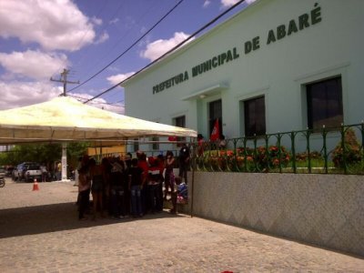 Famílias de assentamento entram em acordo e desocupam prefeitura de Abaré