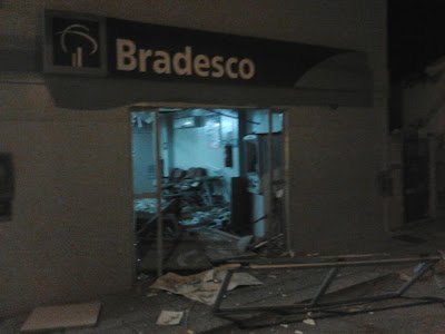 Abaré-BA: agência do banco Bradesco foi assaltada e explodida nesta madrugada.