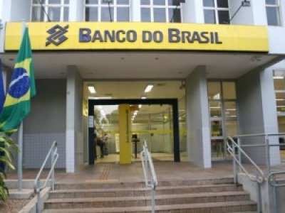 Belém do São Francisco-PE: placas de alumínio do banco do brasil ameaçam desabar assustando os clientes.