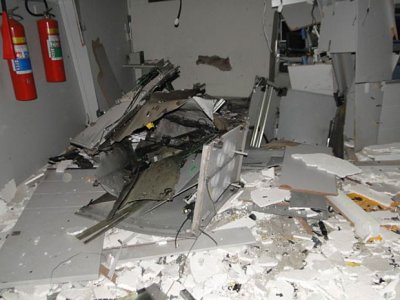 Terror em Jaguaquara: bandidos explodem caixas eletrônicos