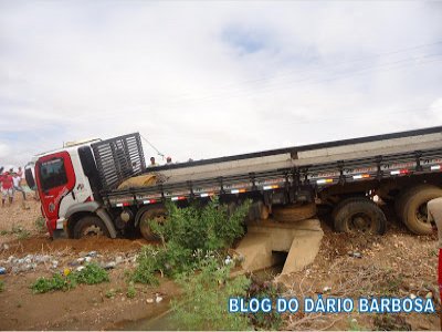 Caminhão sai da pista após motorista perder o controle na Ba-210 em Barra do Tarrachil-BA