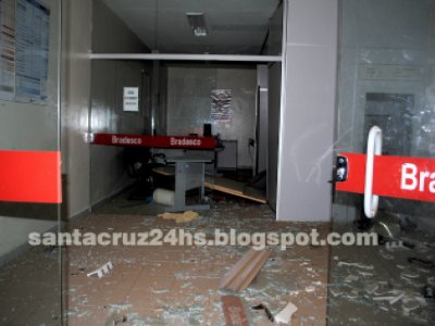 ATUALIZADO/Armado com fuzis, grupo explode caixa de banco no Sertão de PE