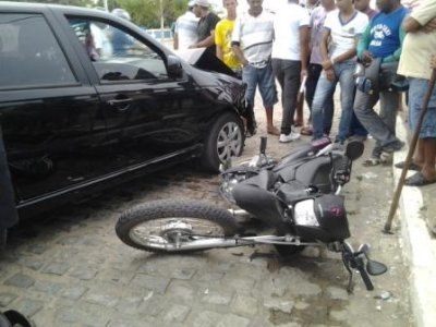 Um grave acidente na tarde de hoje no centro de Cabrobó entre um veiculo Siena e uma moto deixa um jovem morto