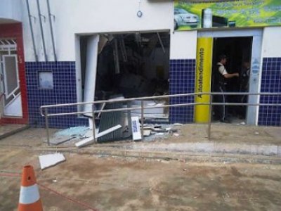 Mirangaba: Armados com fuzis, bandidos explodem caixas eletrônicos e disparam contra casas
