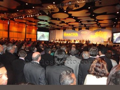 Dilma adia encontro com prefeitos e é vaiada
