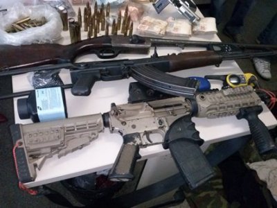 Tentando recuperar imagens sacras, a polícia apreende arsenal e fuzil AK47