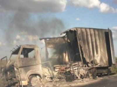 Macururé: caminhão carregado com painéis de LED pega fogo na BR-116