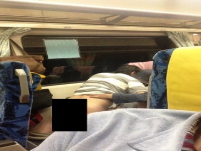 Casal é flagrado fazendo sexo dentro de trem