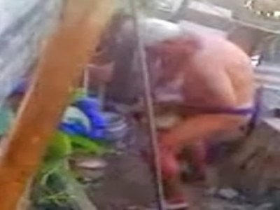Vídeo:idoso de 70 anos é flagrado fazendo sexo com galinha no quintal de casa