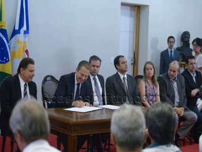 Eduardo oficializa novo piso salarial de professores da rede estadual de ensino em Pernambuco