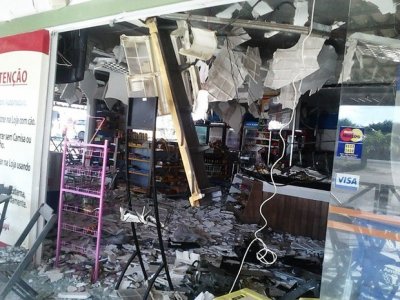   Bandidos explodem caixa eletrônico da loja Vapt Vupt em Catu