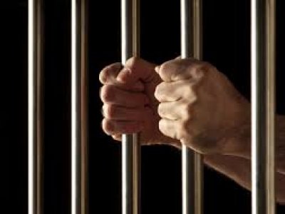 Suspeito armado prende carcereiro em cela e solta presos; 5 fogem na BA