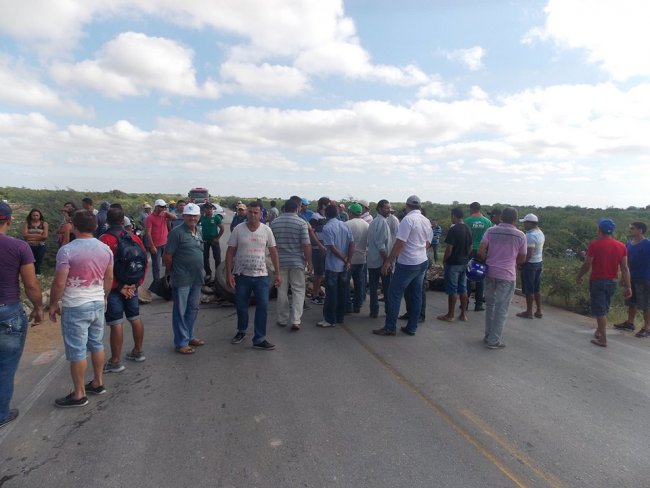 Depois que a Coelba cortou a energia dos Reassentados dos Projetos de irrigação de Rodelas e Pedra Branca a BR 116 no município de Abaré é fechada.