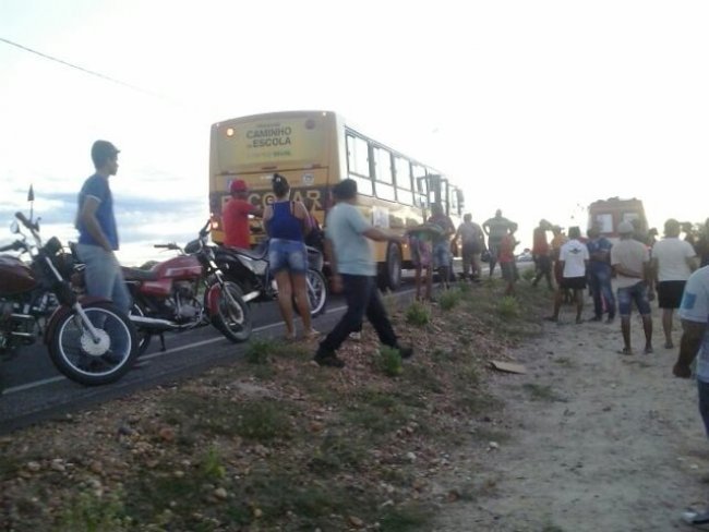Moto colide em ônibus escolar e esposa e filho de vereador de Rodelas morrem