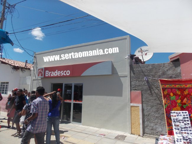  EXCLUSIVO:^Bandidos ignoram feira livre e assaltam agência do Bradesco em Abaré-BA