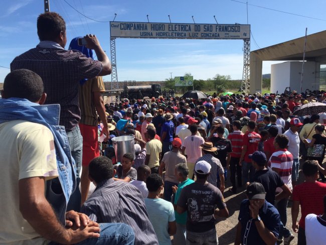 Mais de 3 mil trabalhadores rurais ocupam entrada da Hidrelétrica de Itaparica