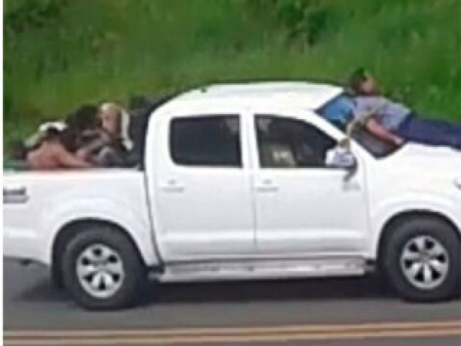 Bahia: Bandidos assaltam banco e amarram refém em capô de carro- Vídeo