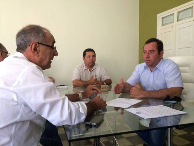 Prefeito Gustavo Caribé recebe o gerente regional da Compesa para tratar assuntos de interesse do município‏