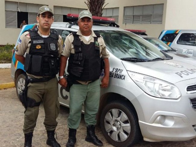 Exemplo: Policiais encontram mais de R$ 16 mil em avenida de Petrolina e devolvem ao dono