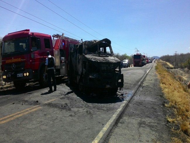 Bandidos assaltam carro forte entre Quixadá e Quixeramobim no Ceará 