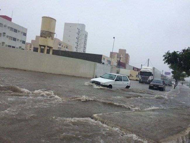 Chuva deixa ruas e avenidas alagadas em Petrolina, no Sertão de PE