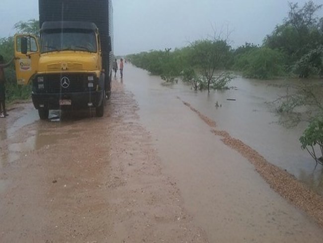 Após forte chuva, riacho do ESPINHEIRO transborda e invade BA210, em Abaré-BA