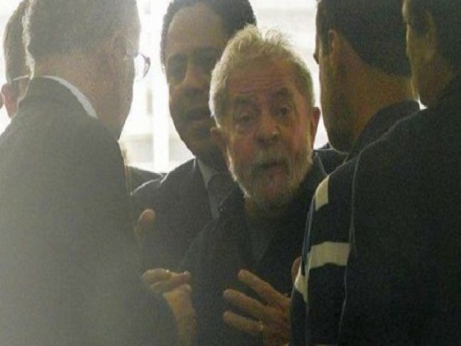 Promotores querem fixar data para prender Lula ?com força policial?