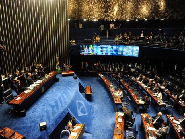 Processo de impeachment é aberto, e Dilma é afastada por até 180 dias