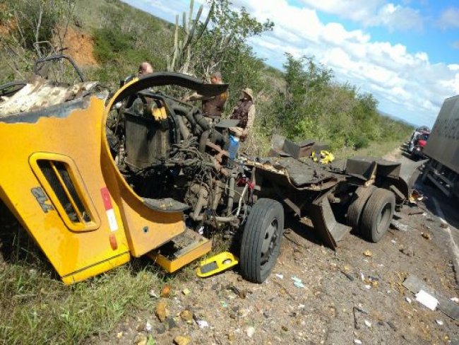 Bandidos explodem carro forte na BR 116 entre Araci e Tucano
