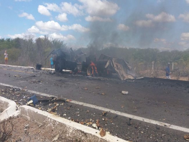 Bandidos explodem carro forte entre Floresta e Petrolândia, no Sertão de PE Assista os vídeos: