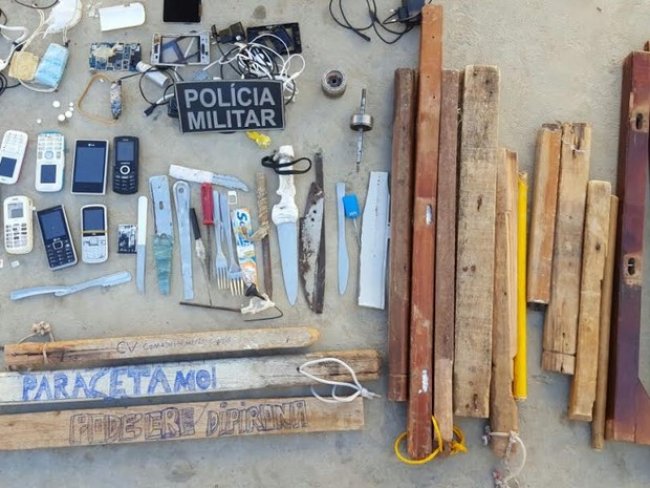Polícia apreende facas, facão, droga e celulares em presídio de Petrolina, PE