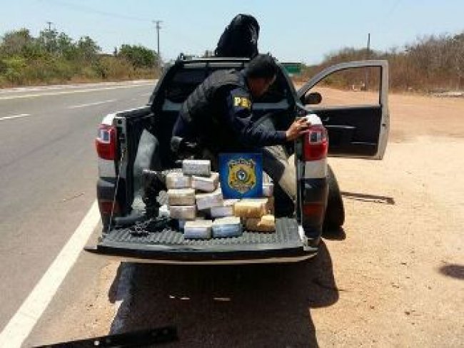  Polícia Rodoviária Federal aborda veículo e encontra mais de R$ 1 milhão em fundo falso