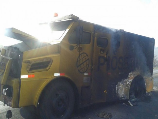 Bandidos assaltam e explodem carro-forte entre Quijingue e Tucano