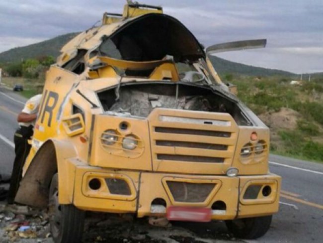  Grupo ataca e explode carro-forte em trecho da BR-116,na Bahia