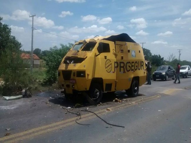 Grupo armado com fuzis explode carro-forte e leva malotes na Bahia