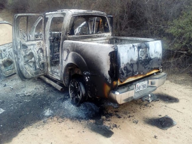 Veículo suspeito de ter sido usado em roubo de carro forte é encontrado incinerado em Petrolina