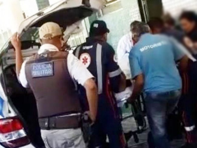 Homem com problemas mentais furta ambulância ao ser socorrido na Bahia