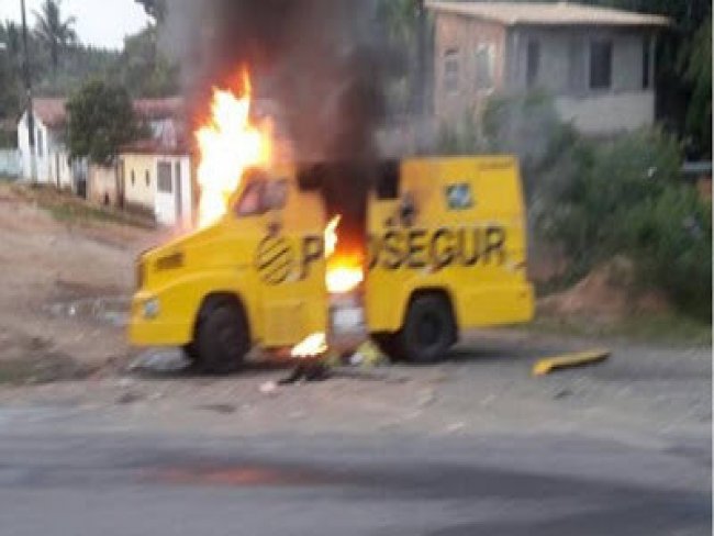 Carro forte é estourado e bandidos trocam tiros com a polícia, próximo ao município de Alagoinhas