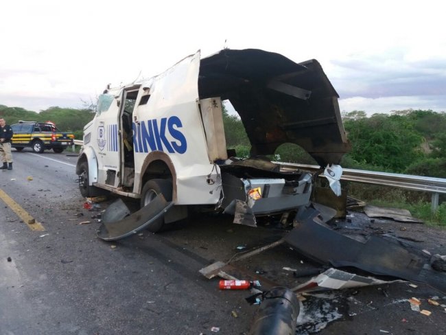 Homens armados explodem carro-forte na rodovia BR-423, em Inhapi, Alagoas