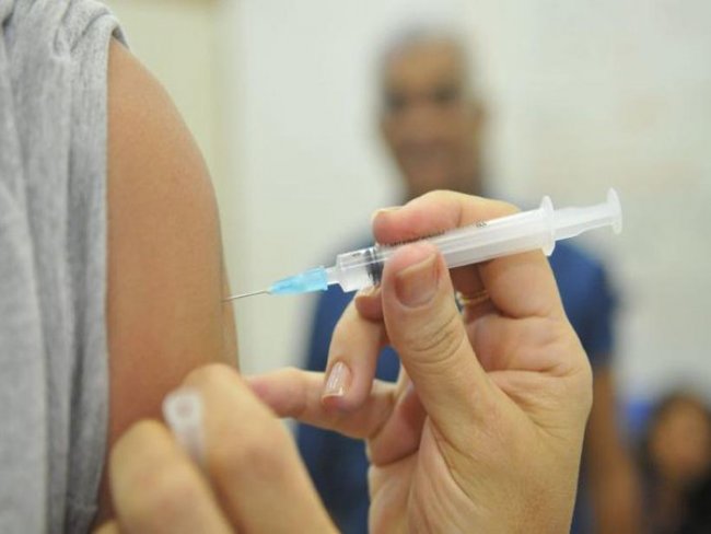 Baixa taxa de vacinação e fake news explicam a volta do sarampo ao país