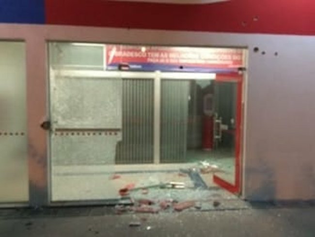 Grupo armado tenta assaltar banco, PM reage e quadrilha foge sem levar nada em Pedro Alexandre- BA