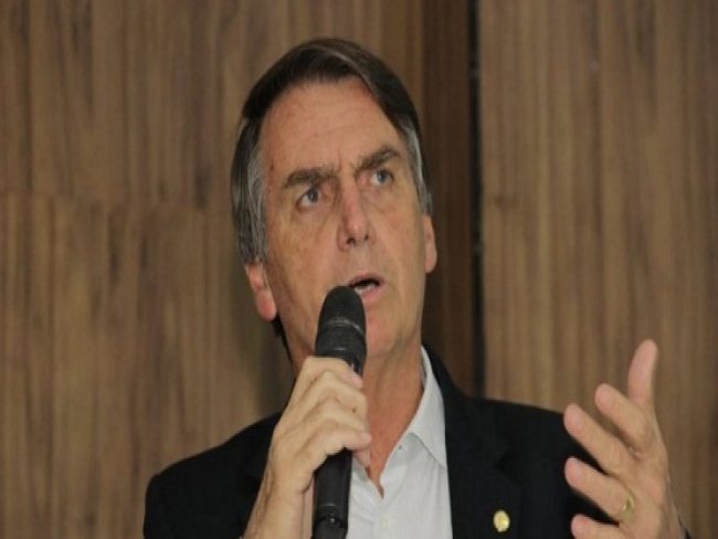 Bolsonaro lidera pesquisa com 30% após ser alvo de ataque